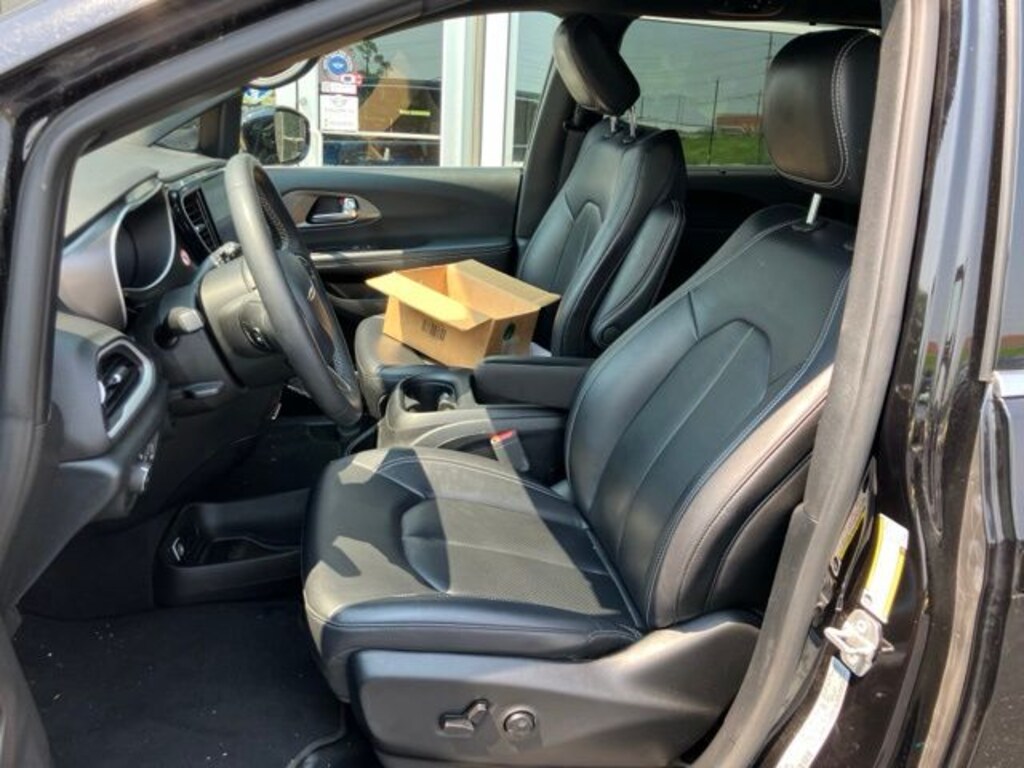 Used 2025 Chrysler Pacifica Select Van Passenger Van