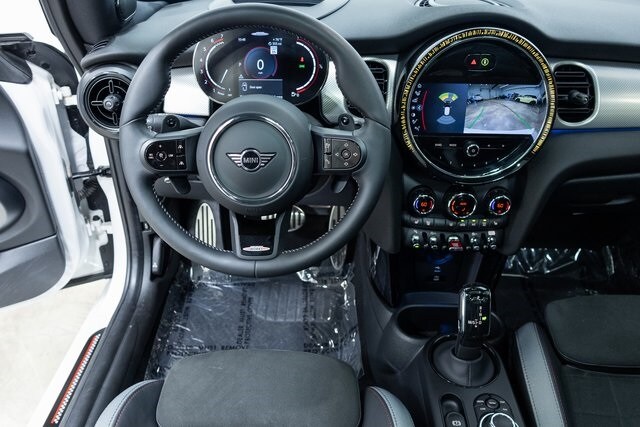 2024 Mini Cooper 2 Door Hardtop Iconic photo 3