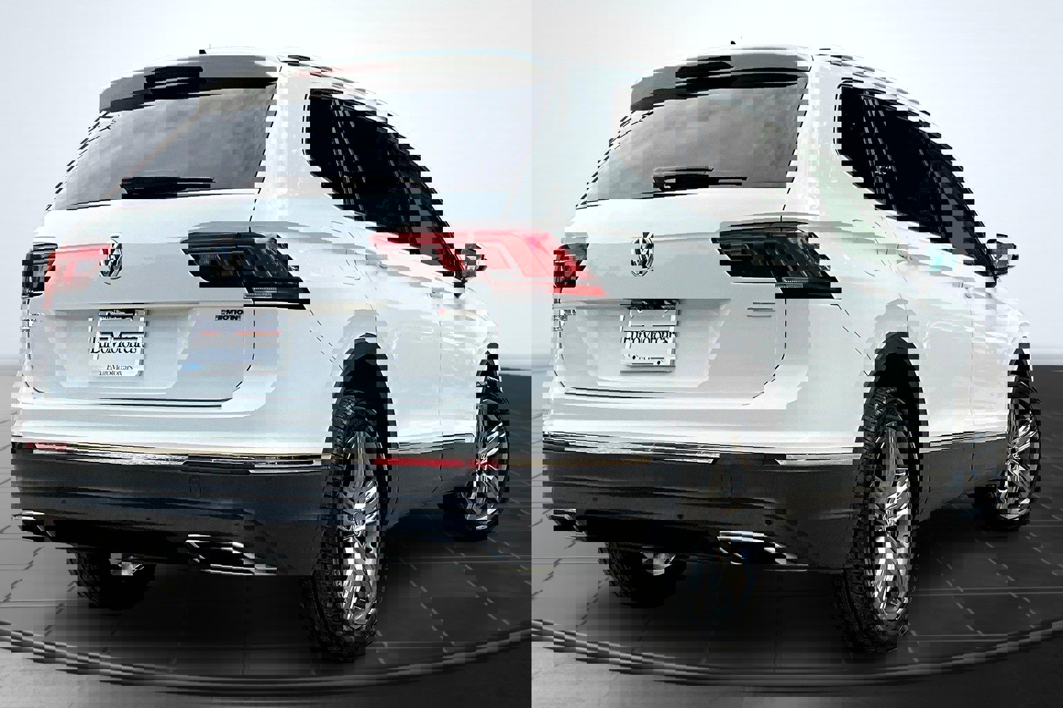 2020 Volkswagen Tiguan SEL photo 2