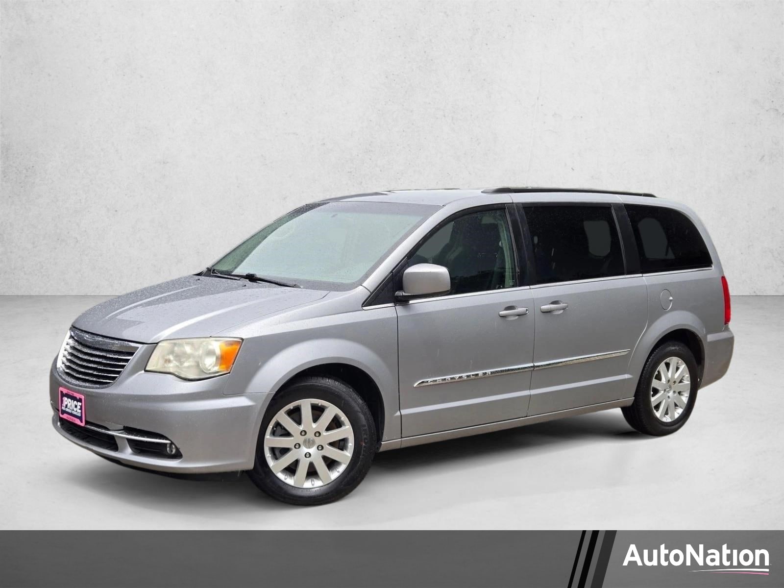 2014 Chrysler Town & Country Touring's photo
