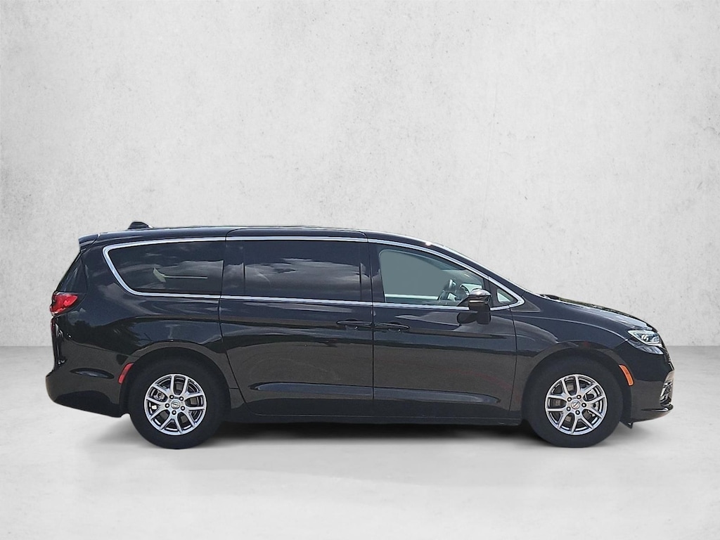 Used 2024 Chrysler Pacifica Touring L Mini-van Passenger