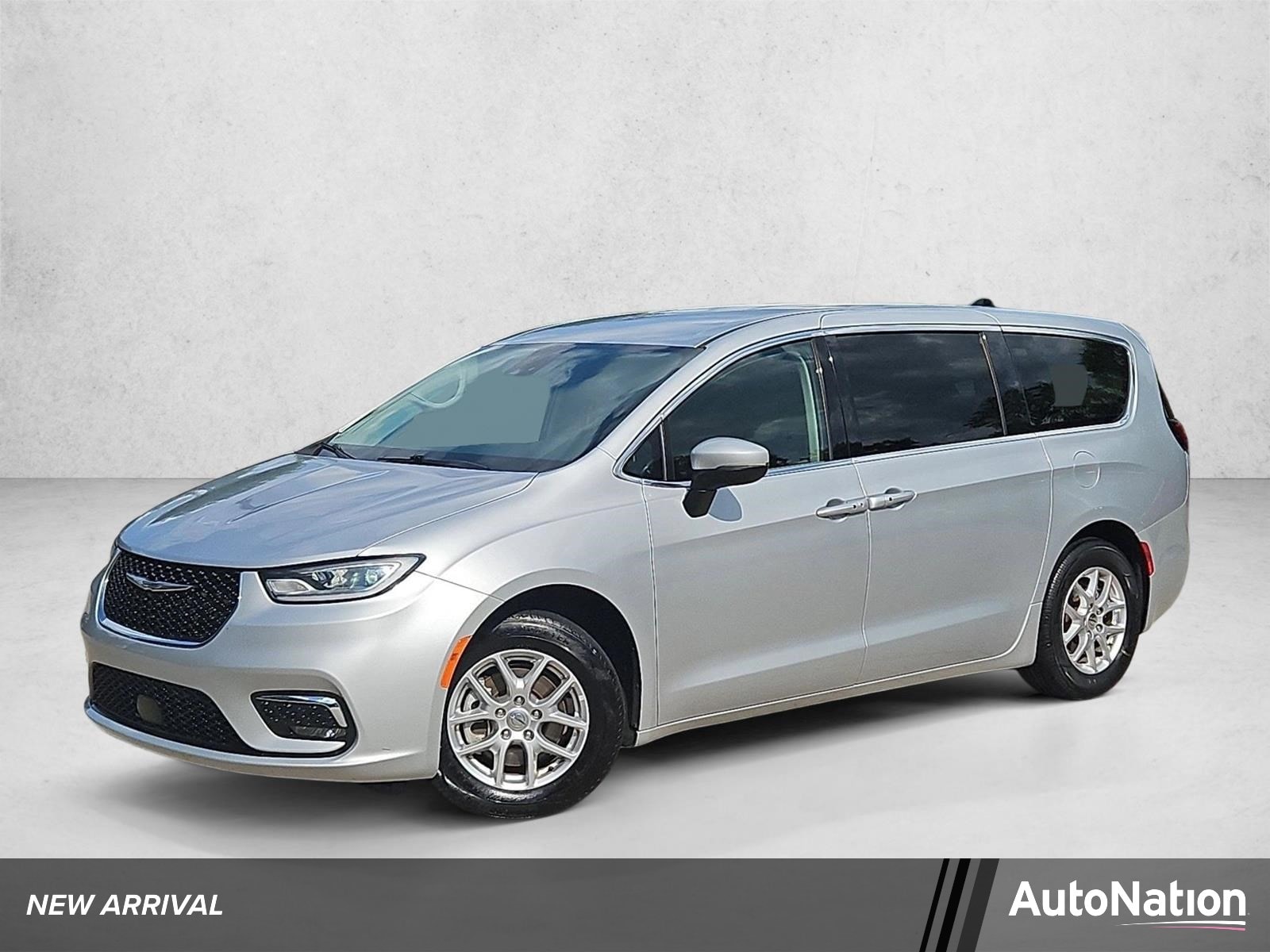 2023 Chrysler Pacifica Touring L's photo