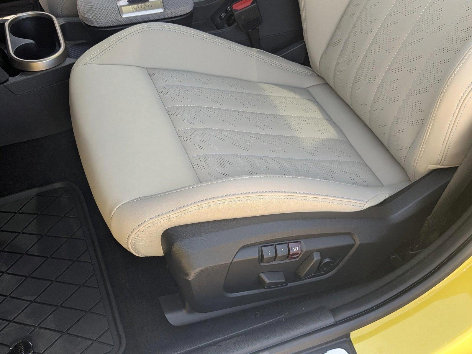 2025 Mini Cooper Hardtop 4 Door Signature photo 4
