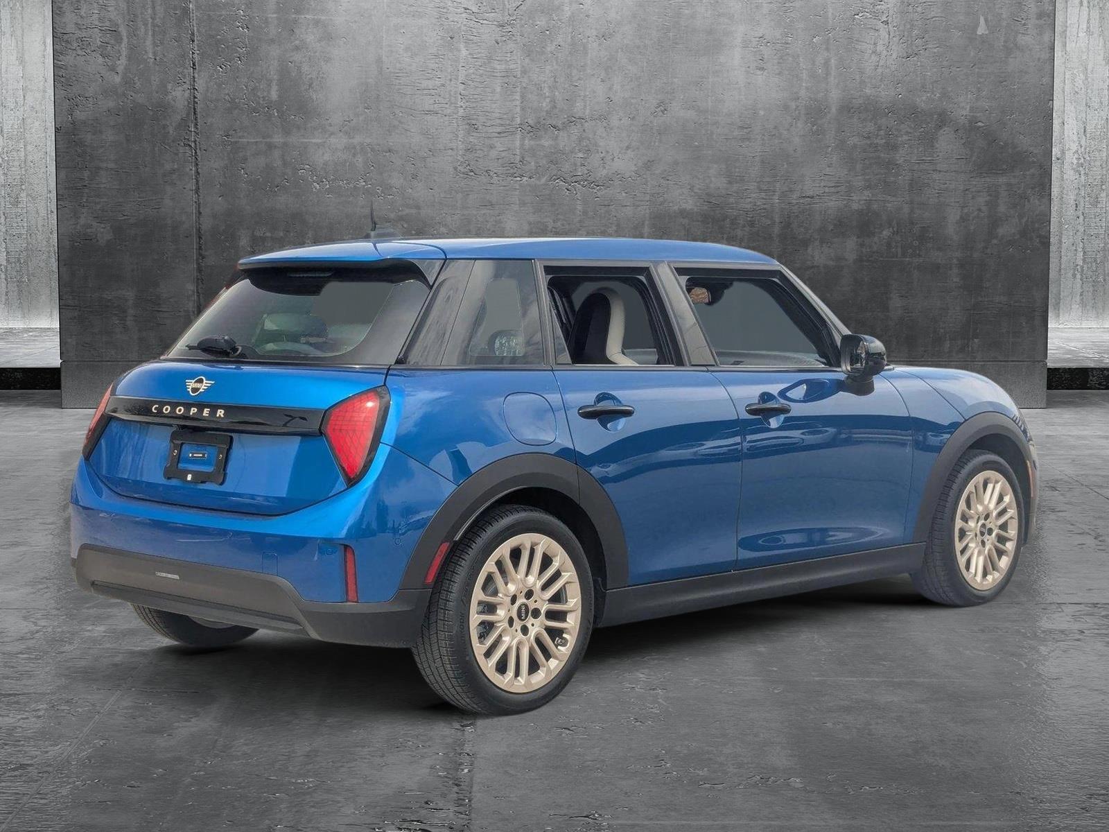 2025 Mini Cooper Hardtop 4 Door Iconic photo 2