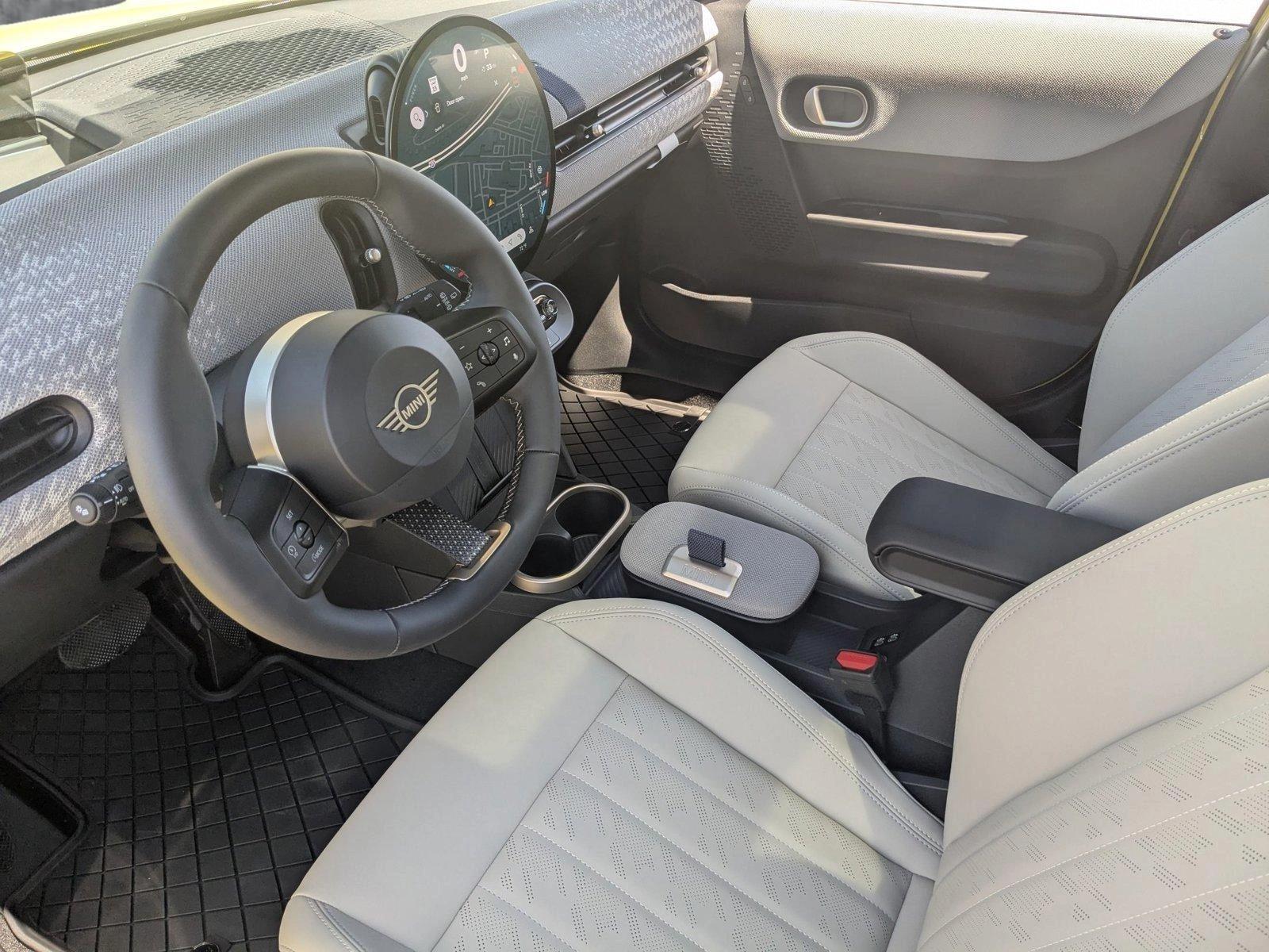 2025 Mini Cooper Hardtop 4 Door Signature photo 3