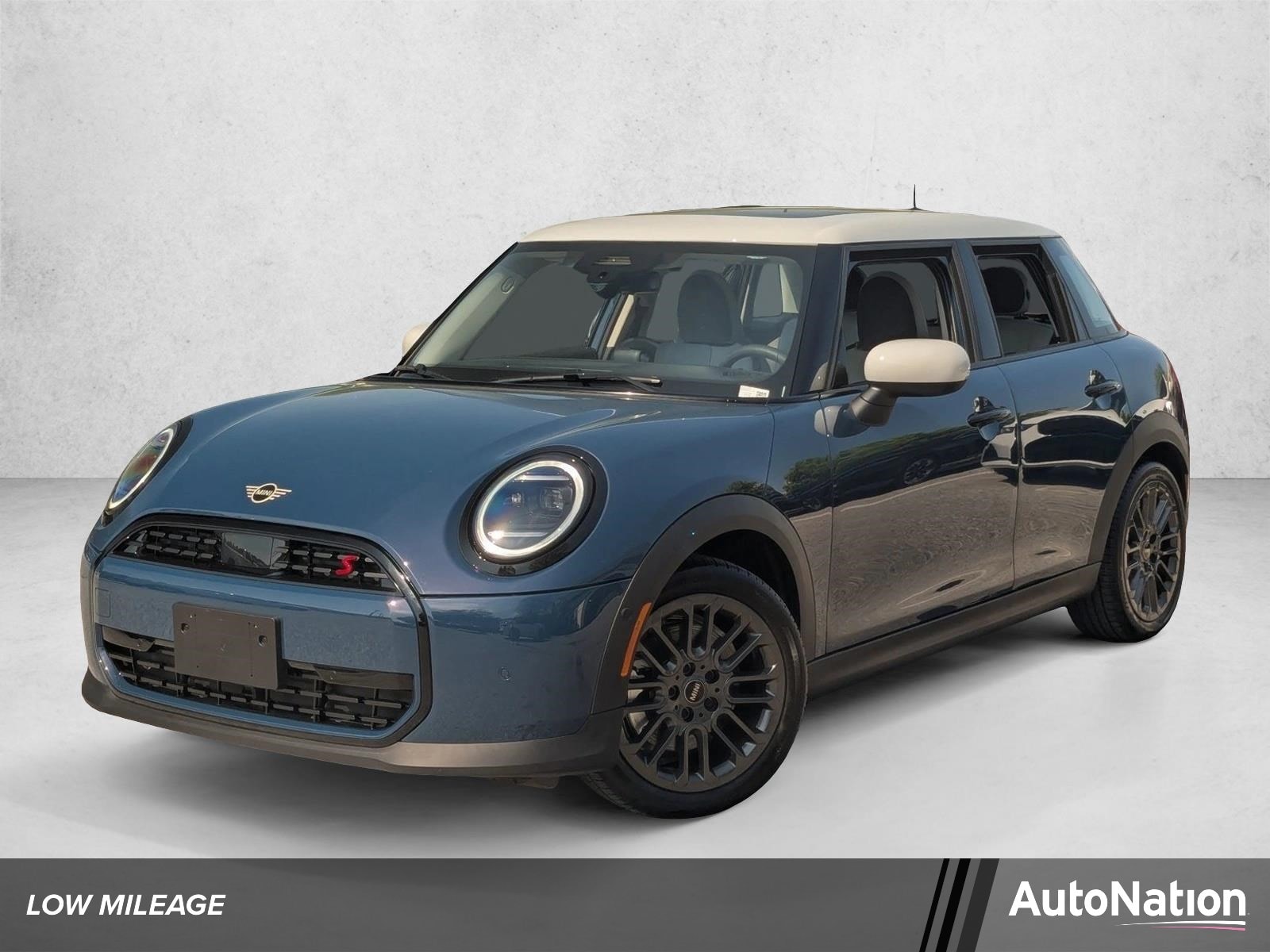 2025 MINI Hardtop Cooper S Signature's photo