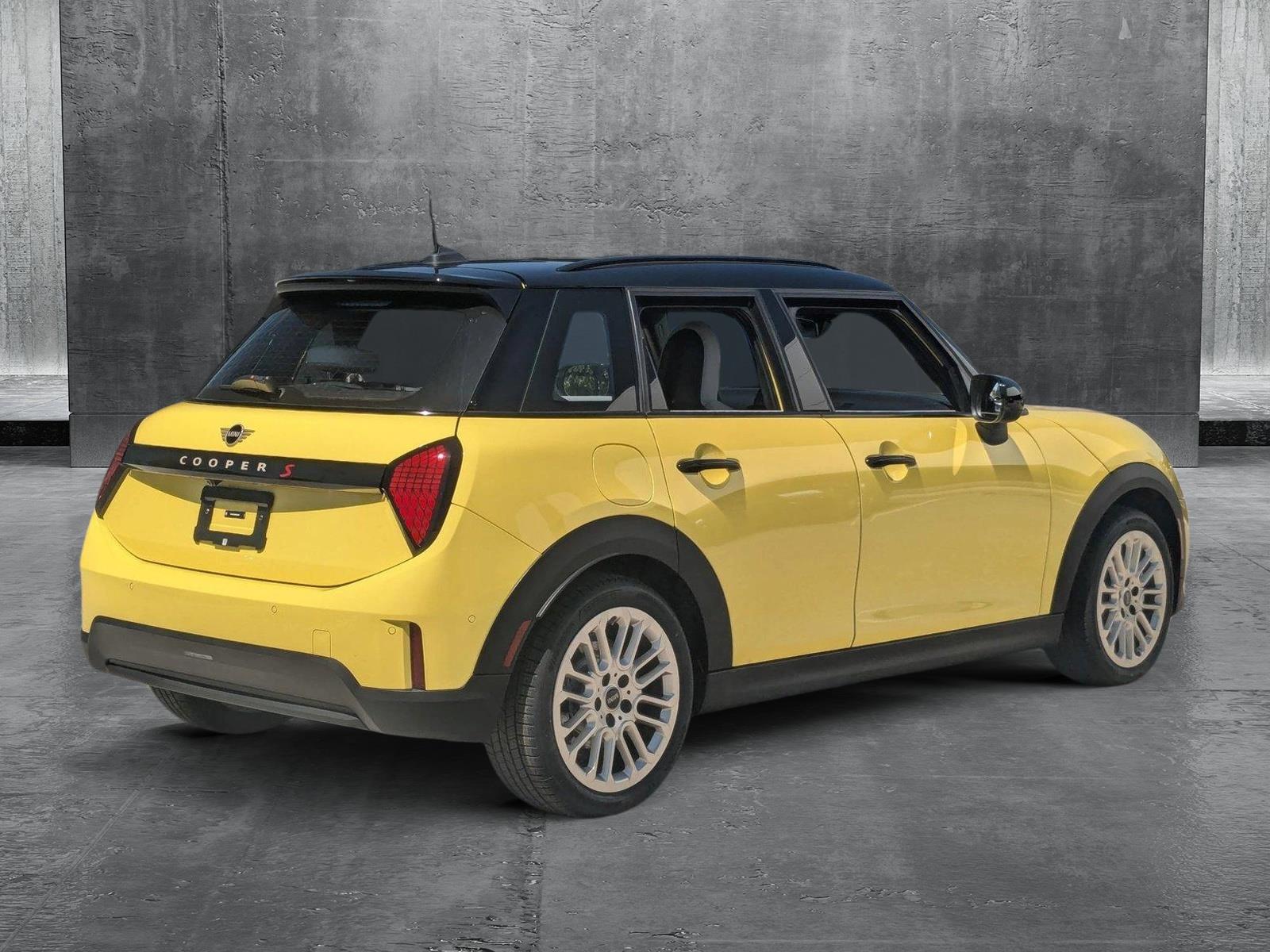 2025 Mini Cooper Hardtop 4 Door Signature photo 2