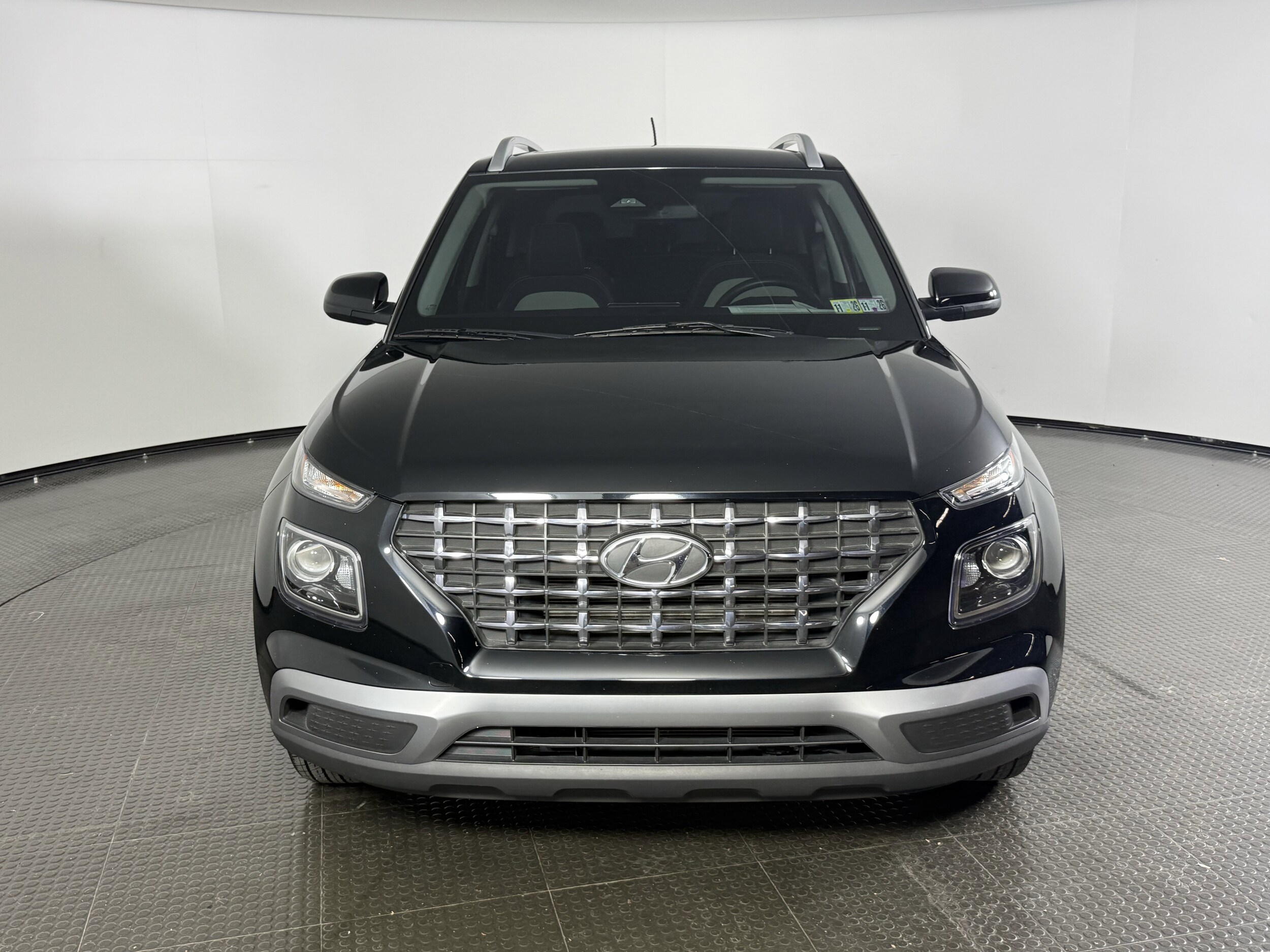 2024 Hyundai Venue SEL photo 2