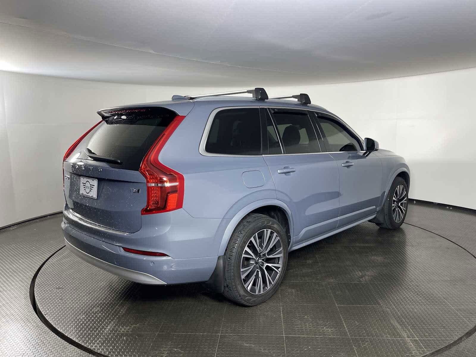 2022 Volvo XC90 T6 AWD Momentum photo 3