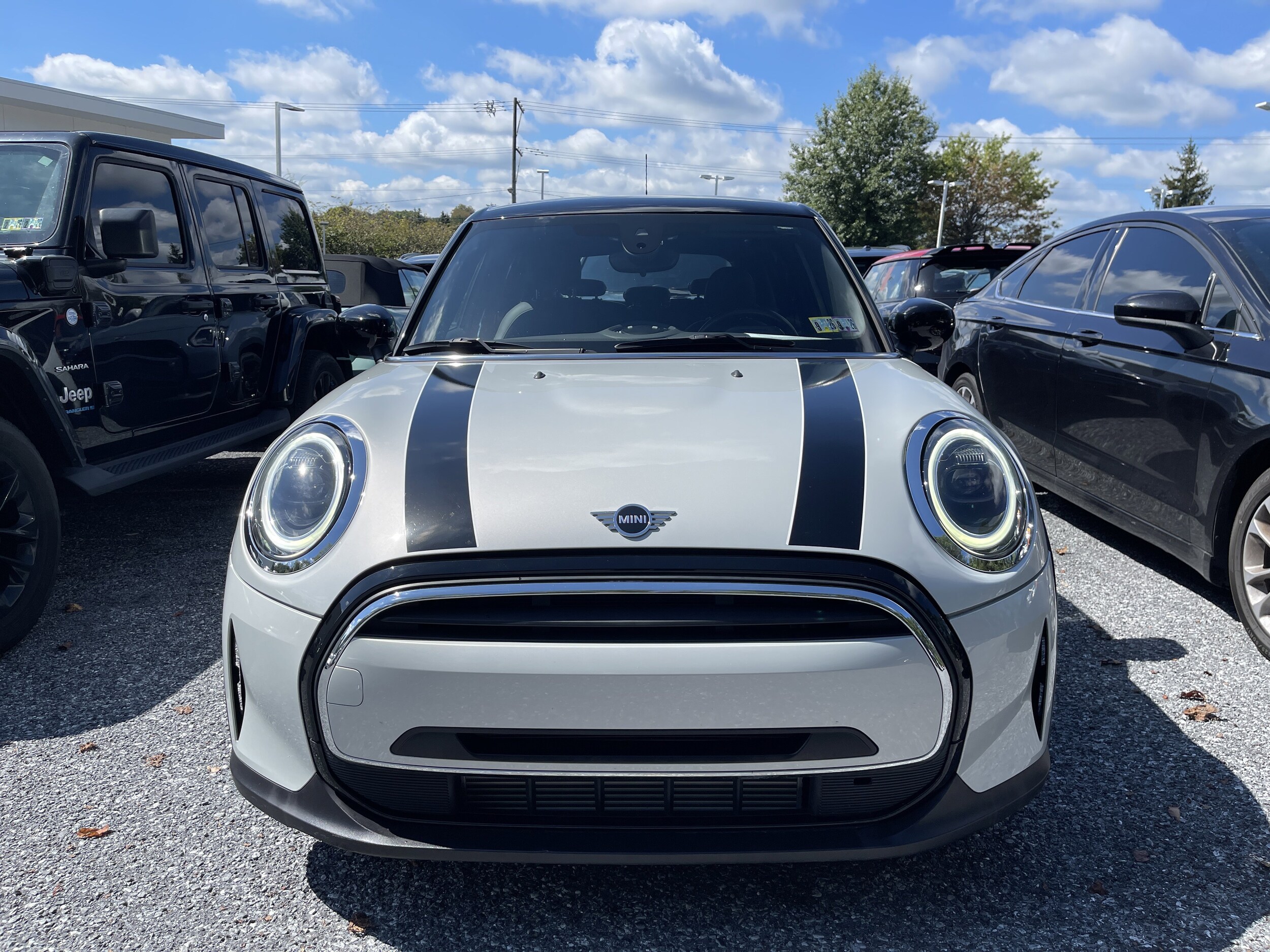 2022 Mini Cooper Hardtop 4 Door Signature photo 2
