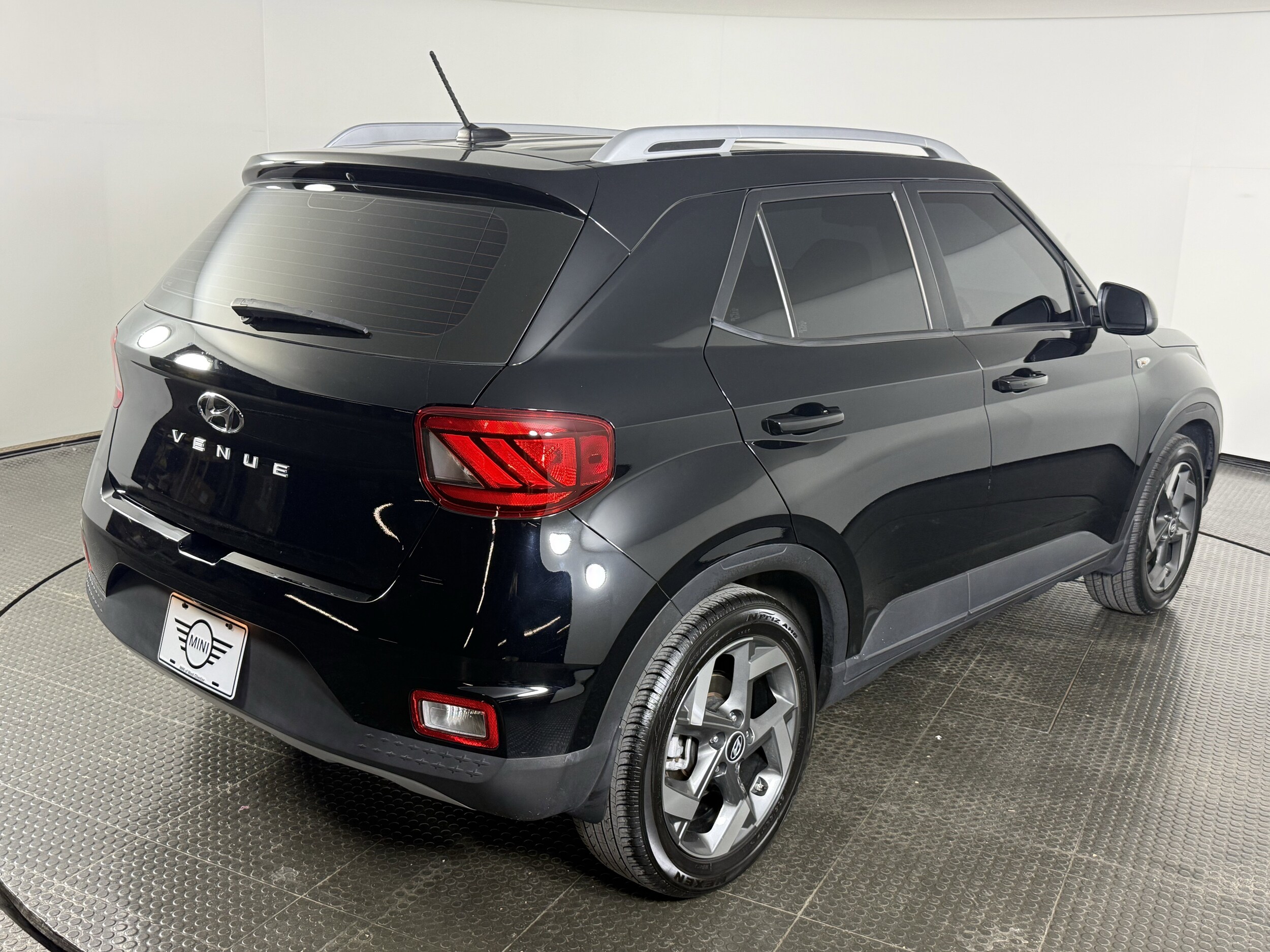 2024 Hyundai Venue SEL photo 2