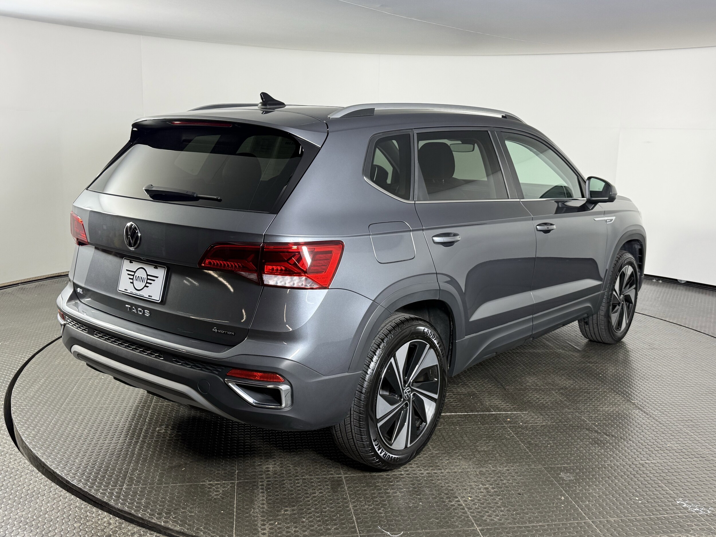 2024 Volkswagen Taos SE photo 4