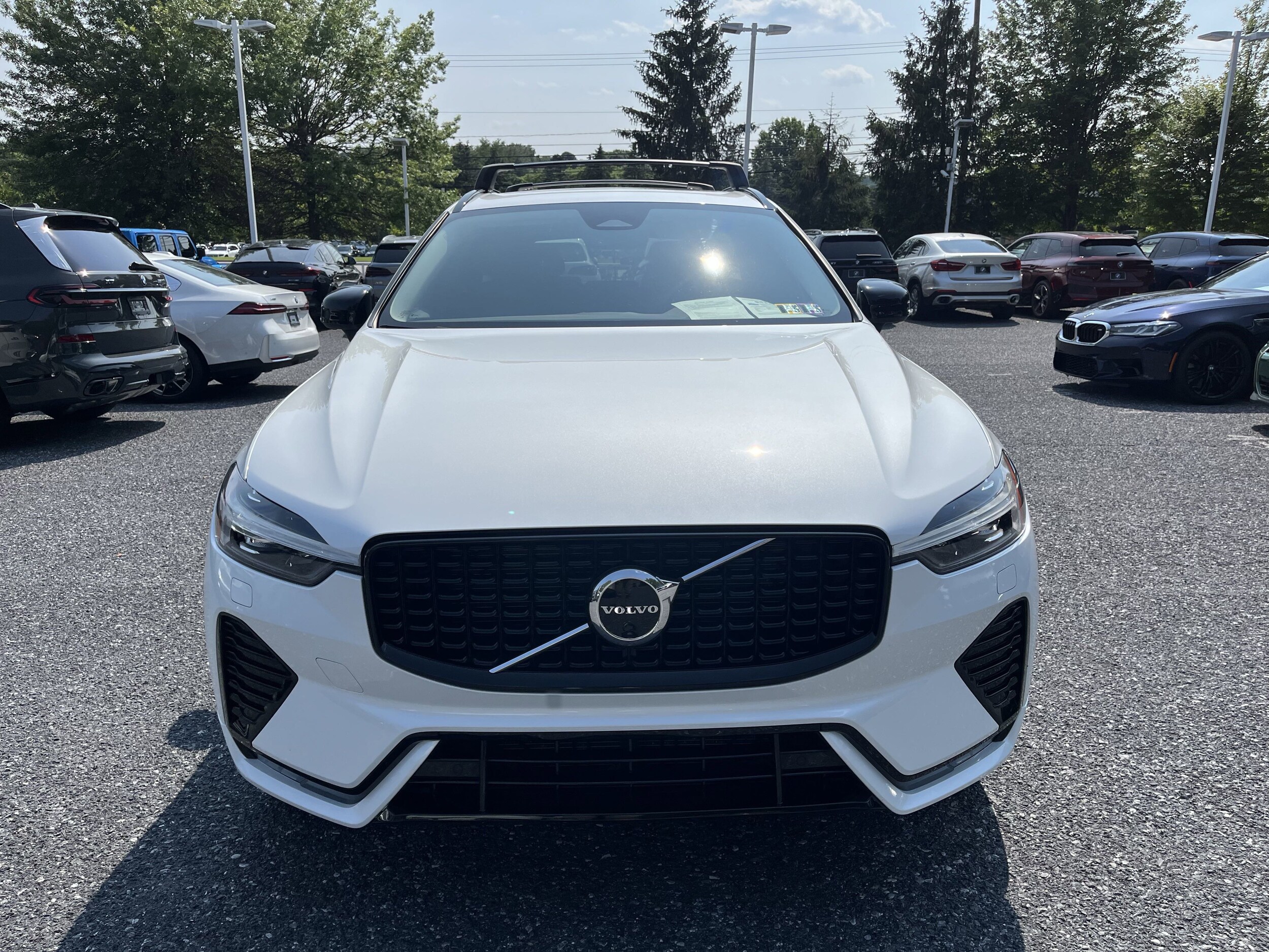2023 Volvo XC60 B5 Plus photo 2