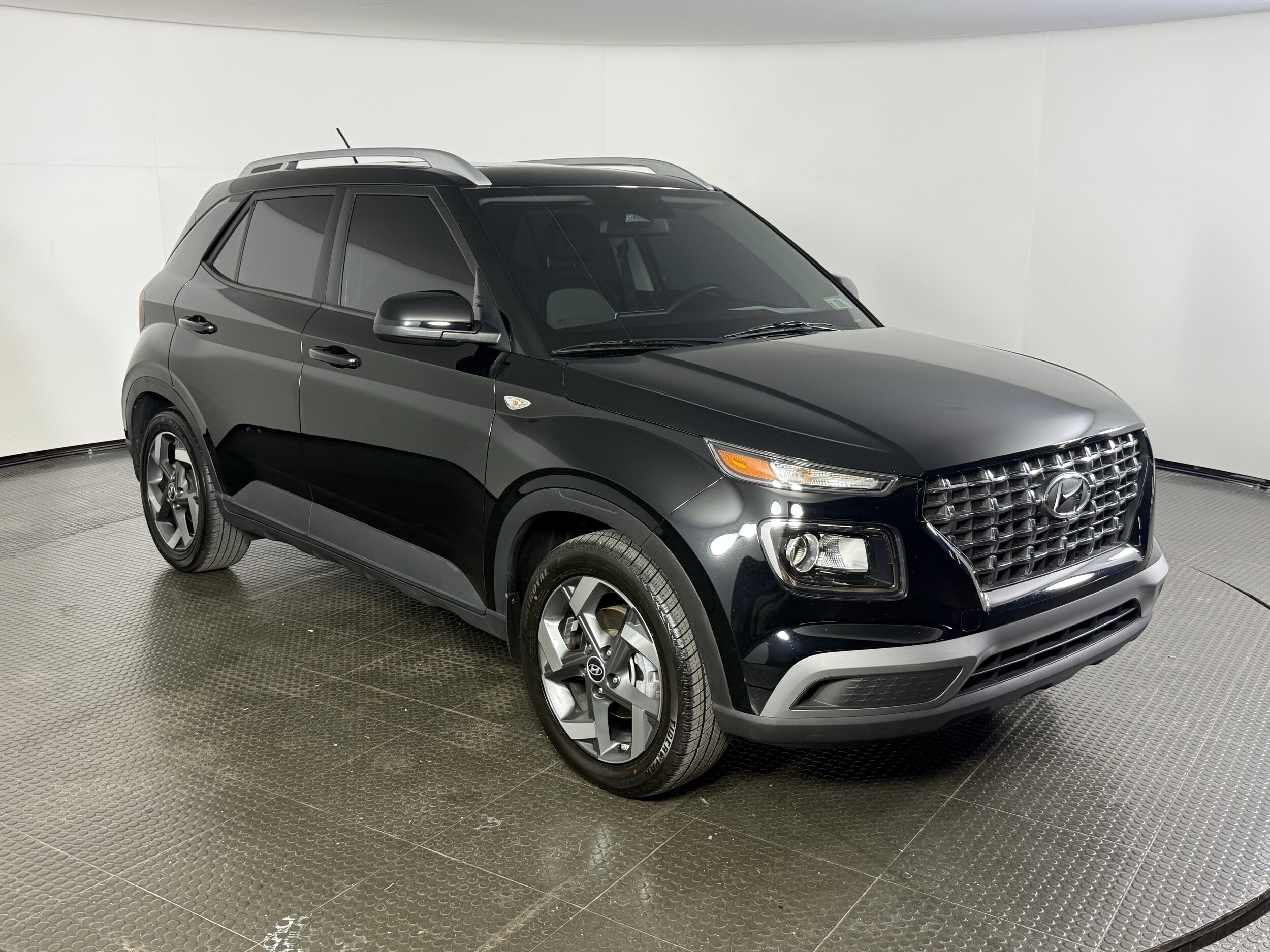 2024 Hyundai Venue SEL photo 3
