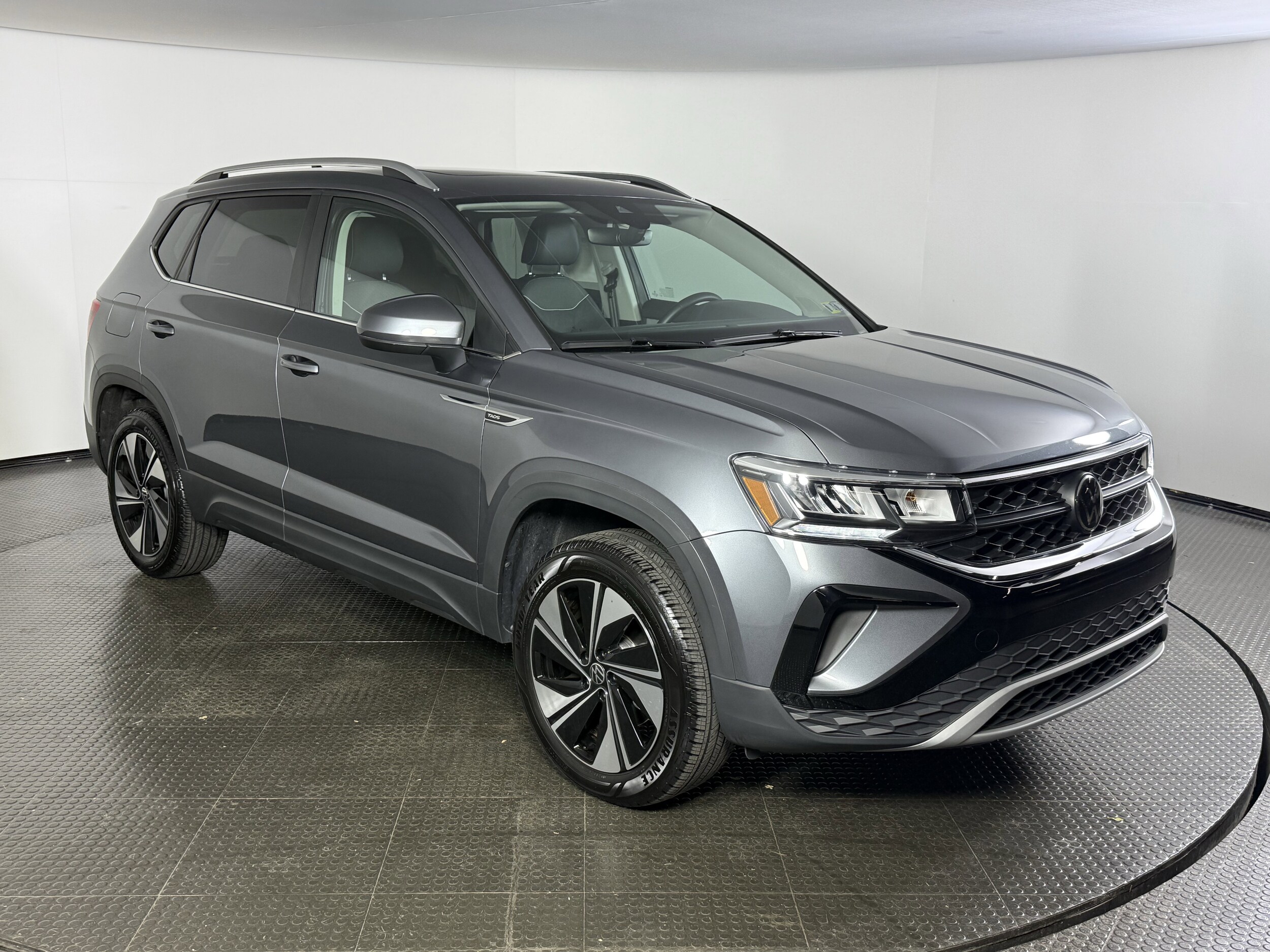 2024 Volkswagen Taos SE photo 3