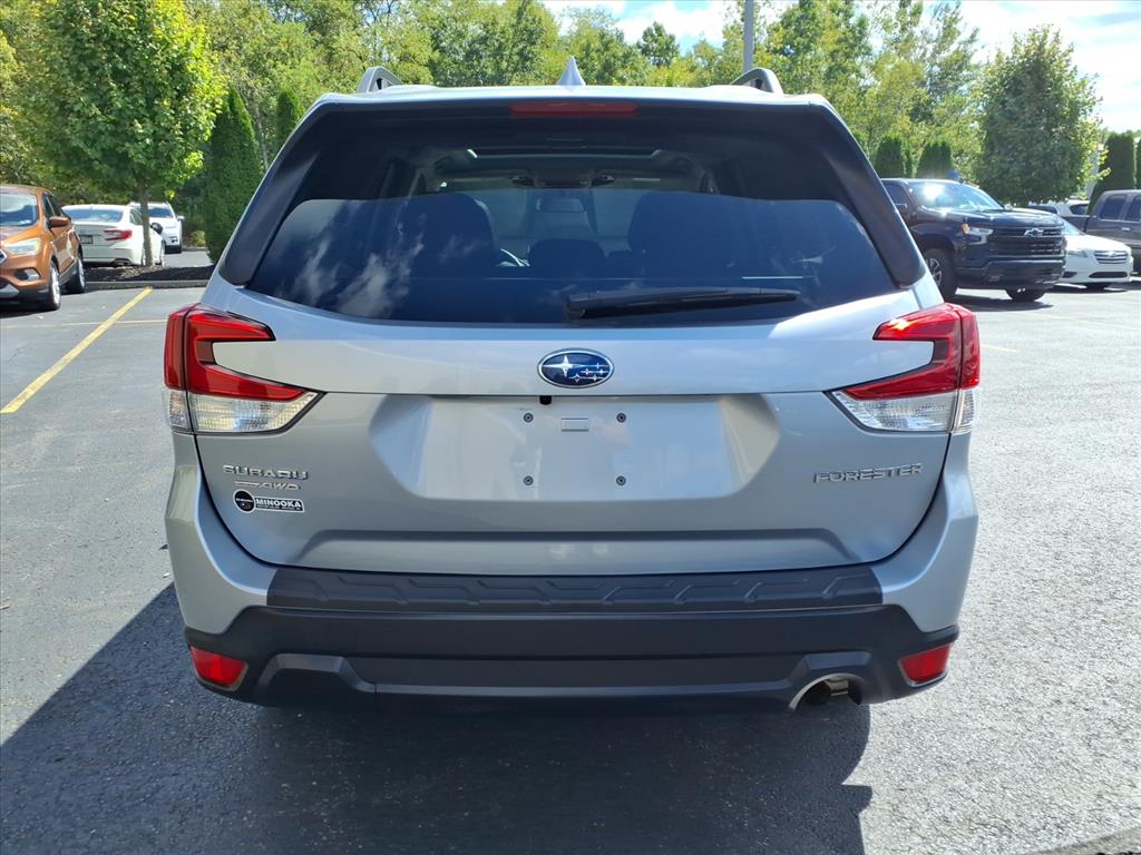 2022 Subaru Forester Premium photo 2