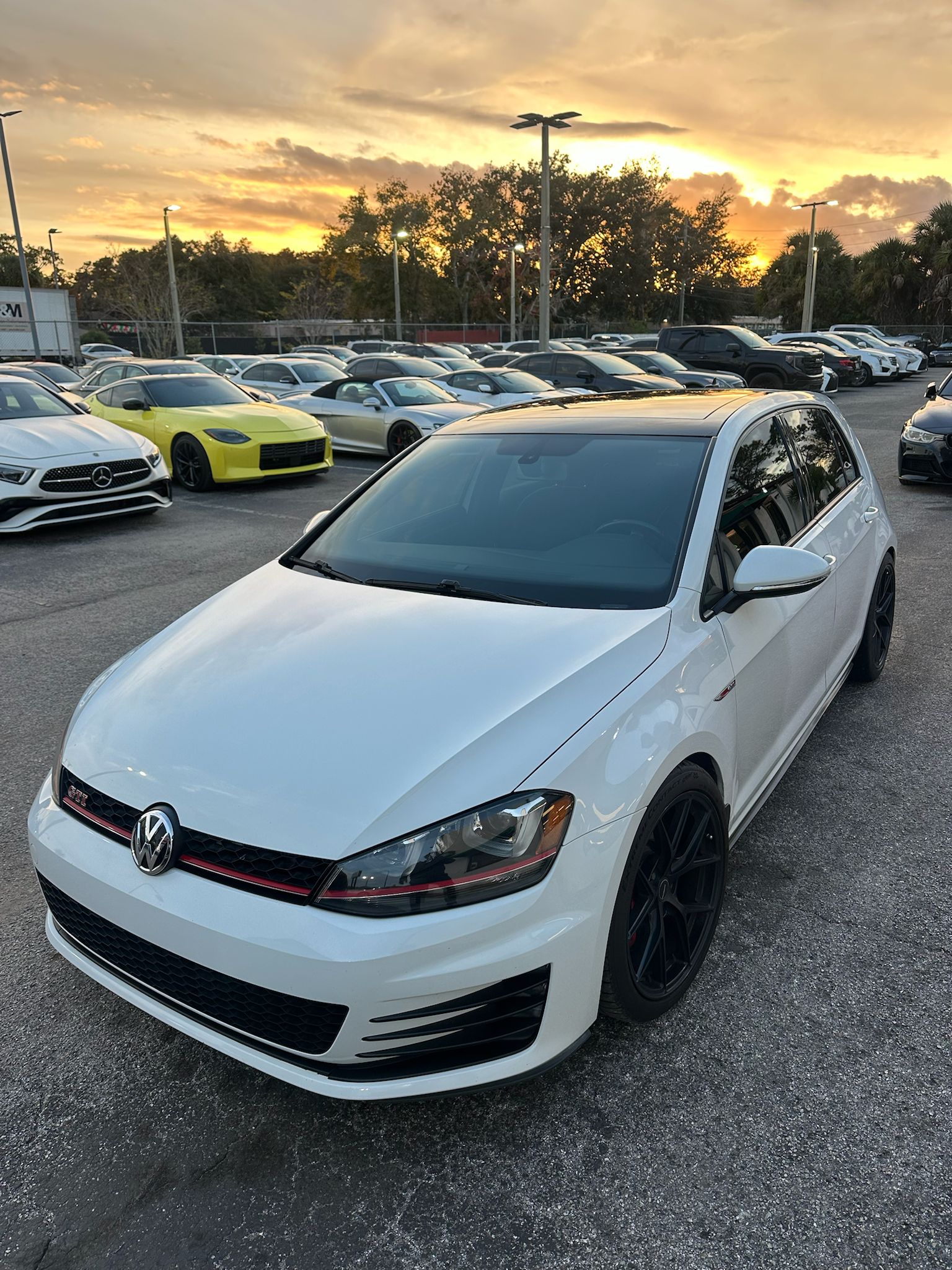 2017 Volkswagen Golf GTI SE's photo