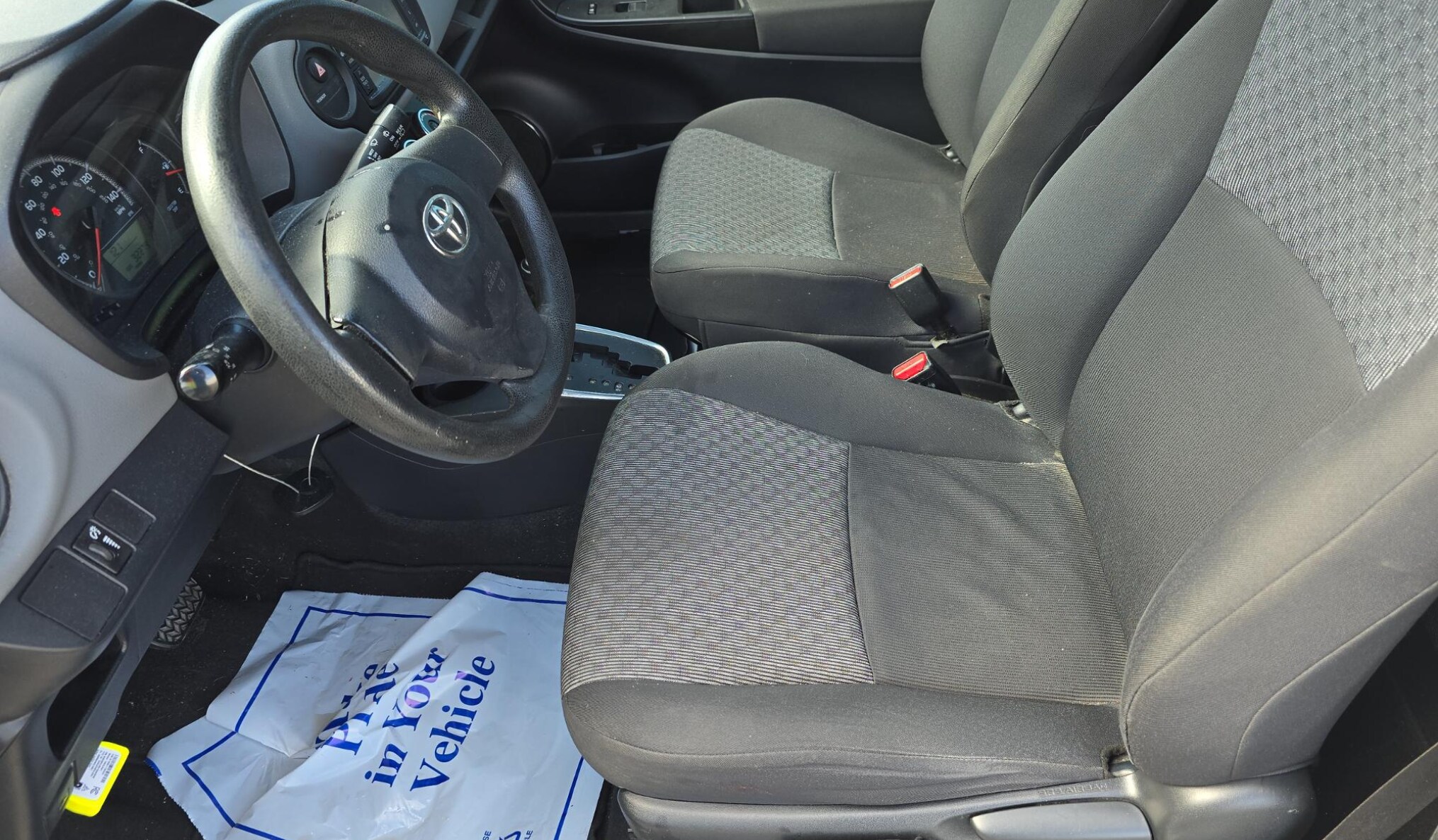 2015 Toyota Yaris L photo 2