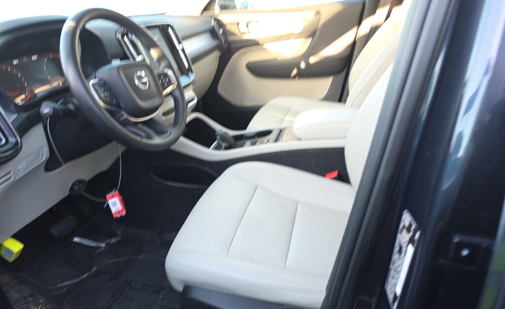 New 2021 Volvo XC40 T4 Momentum SUV