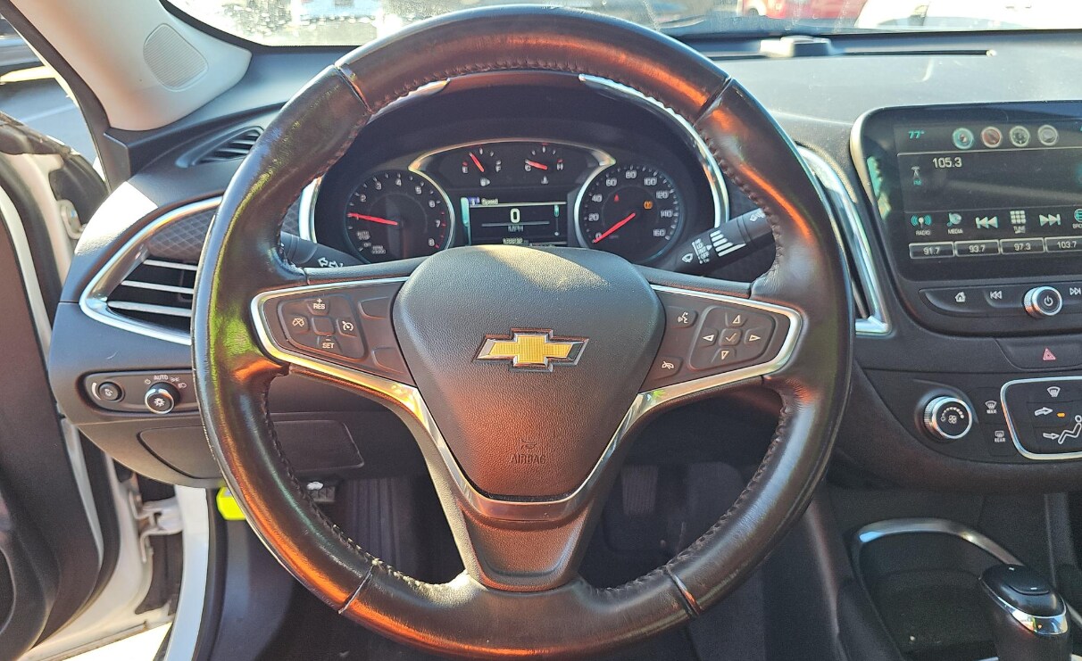 2018 Chevrolet Malibu 1LT photo 2