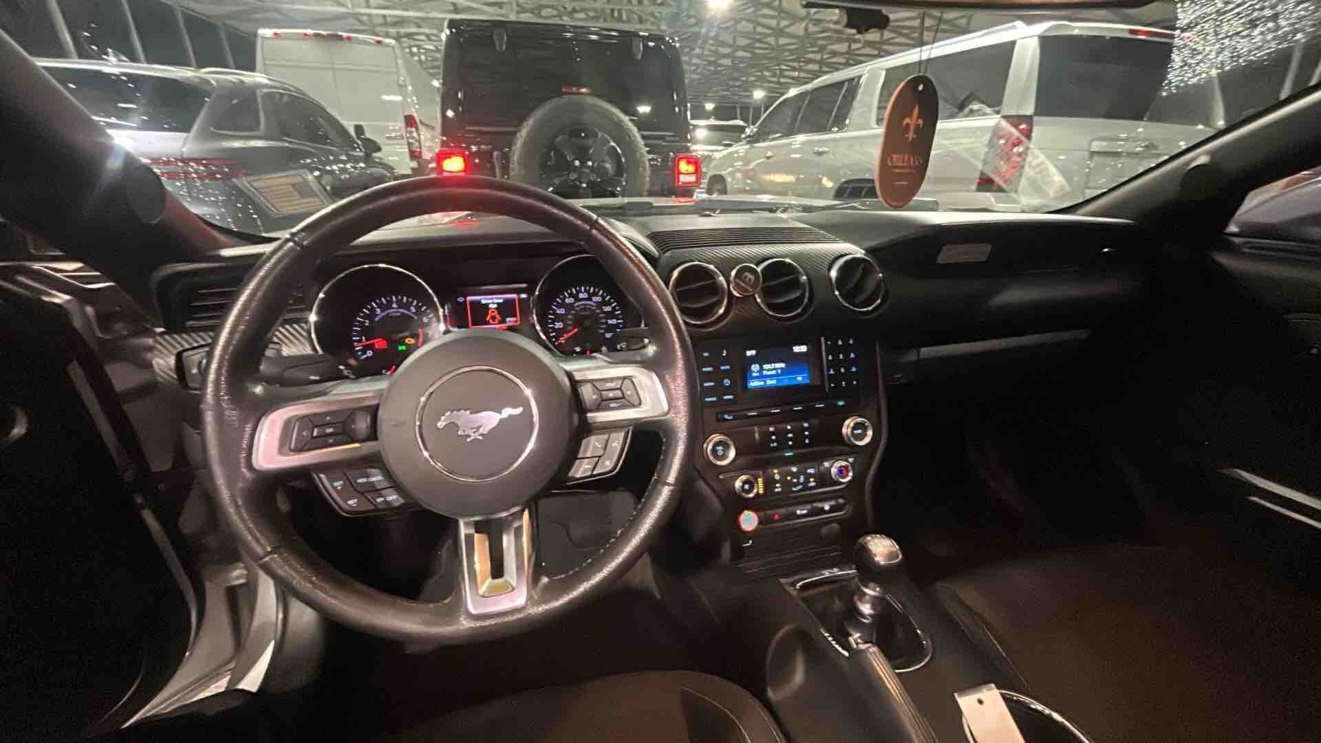 2017 Ford Mustang V6 photo 2