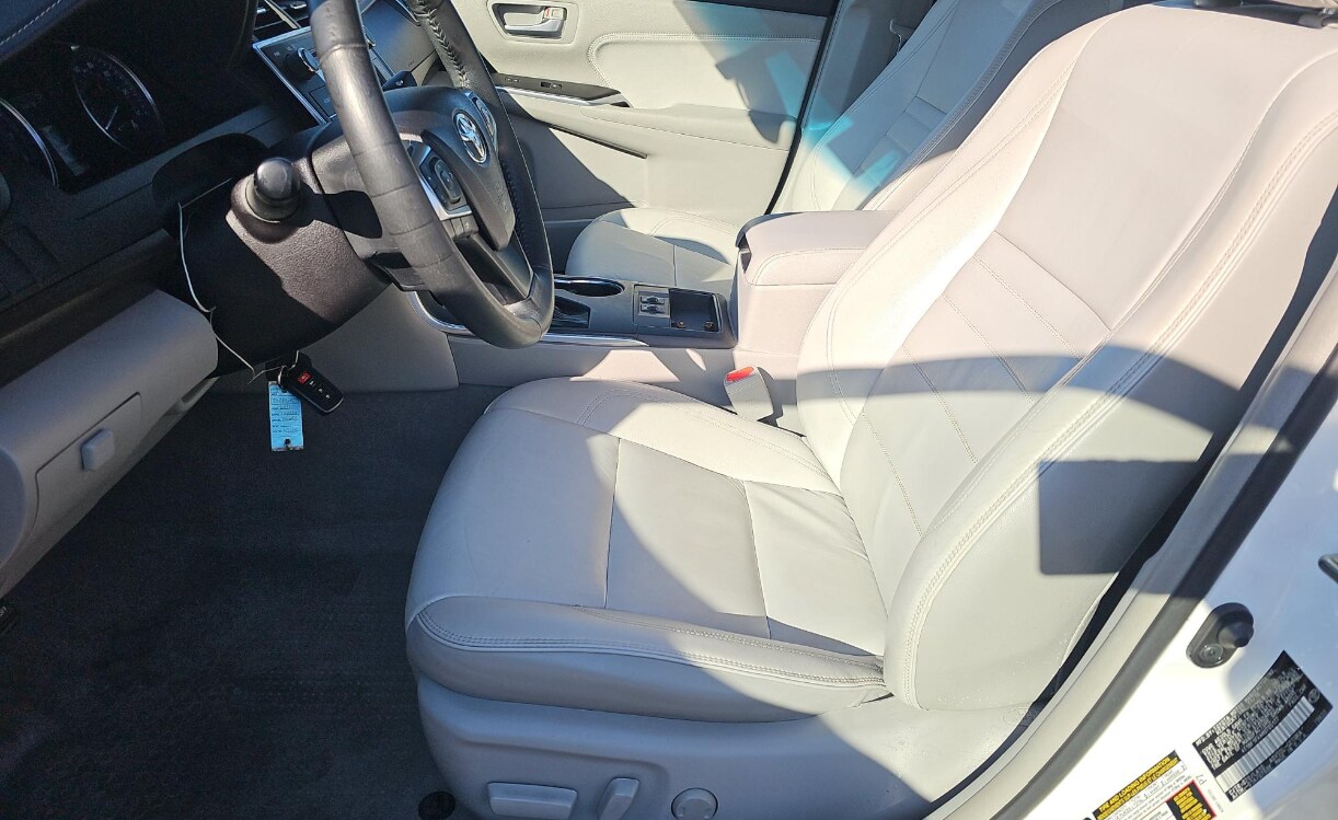 2017 Toyota Camry XLE photo 2