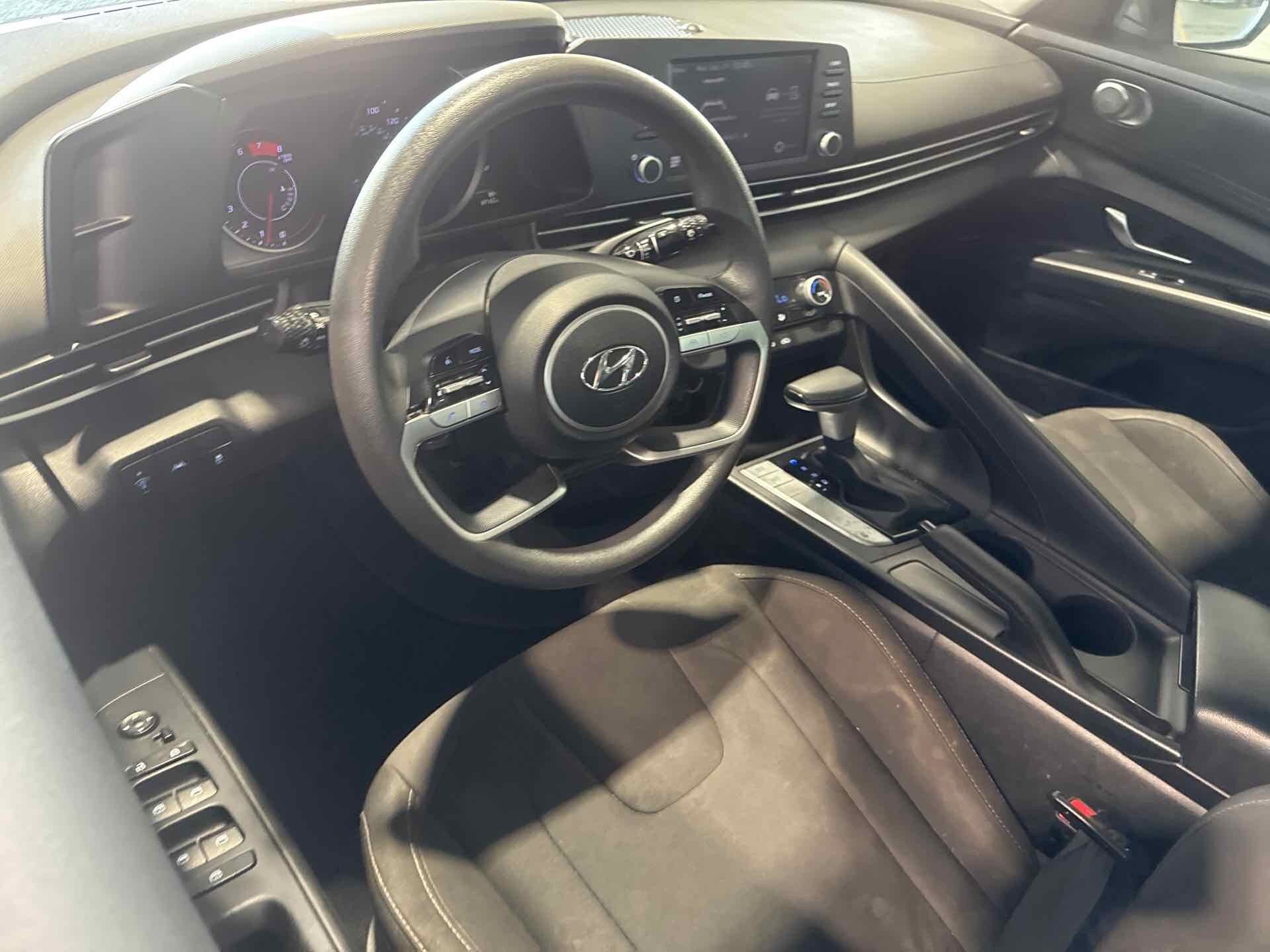 2023 Hyundai Elantra SEL Convenience photo 2
