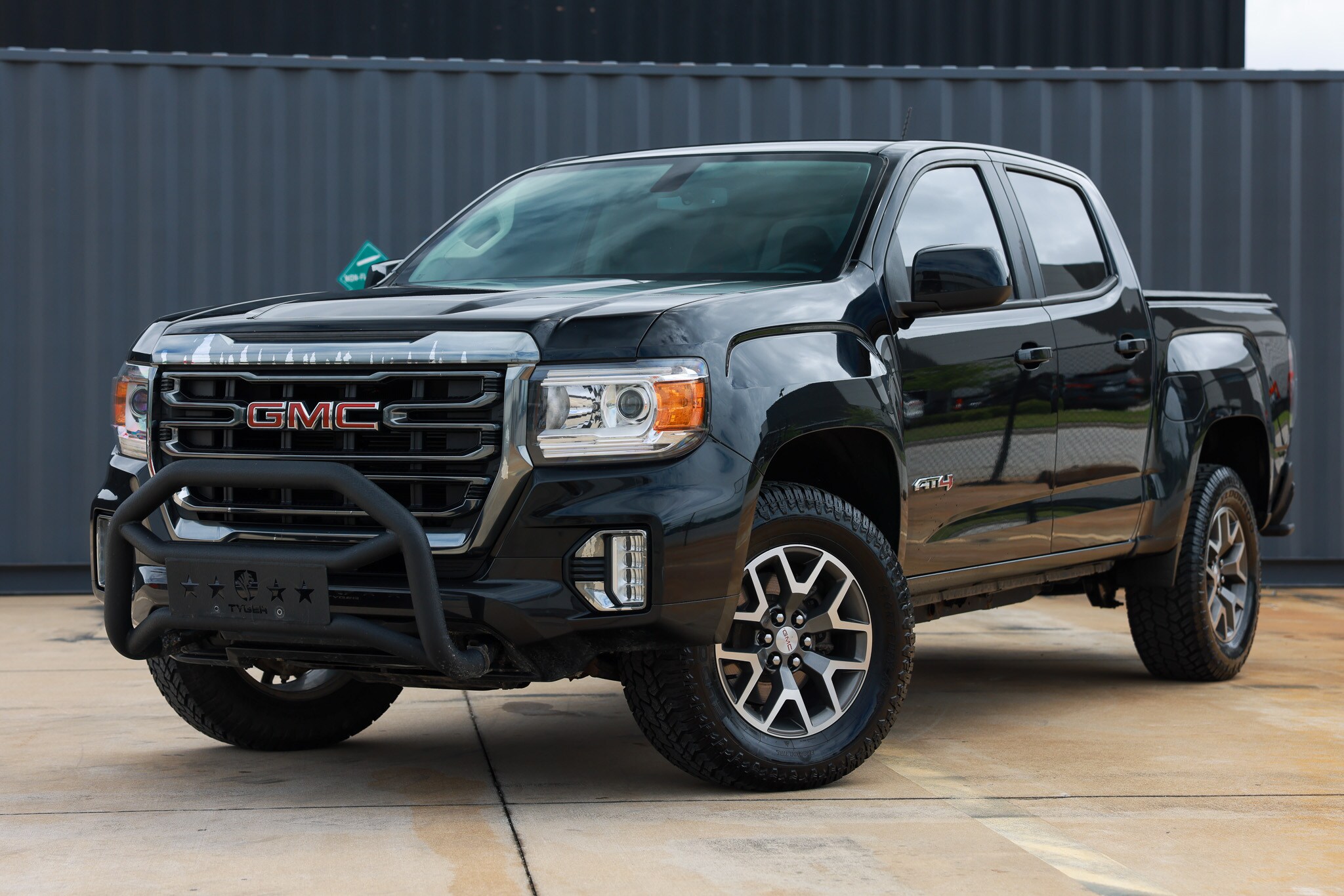 Black 2022 GMC Canyon AT4 Crew Cab 4WD with Cloth Pickup Truck Four-Wheel Drive 8-Speed Automatic