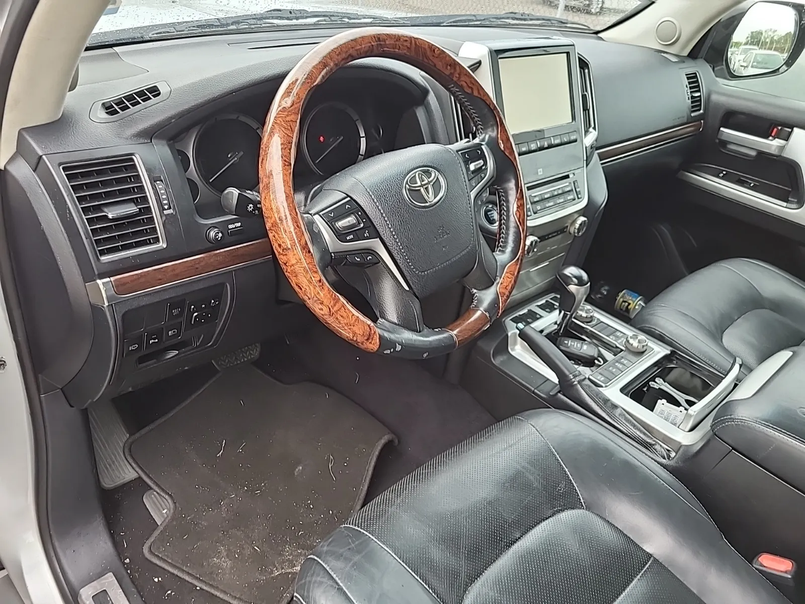 2017 Toyota Land Cruiser photo 2