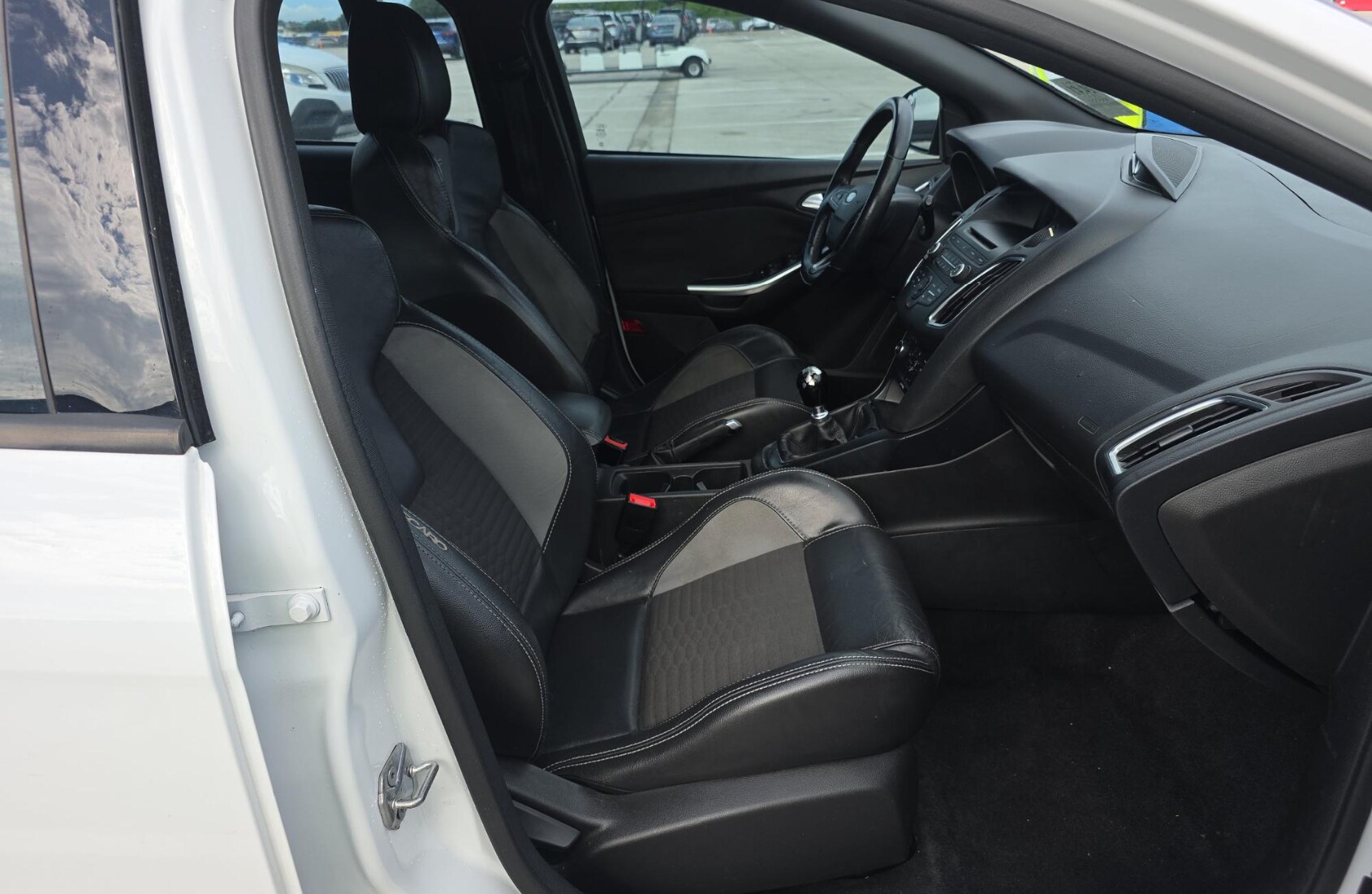 2017 Ford Focus ST photo 2