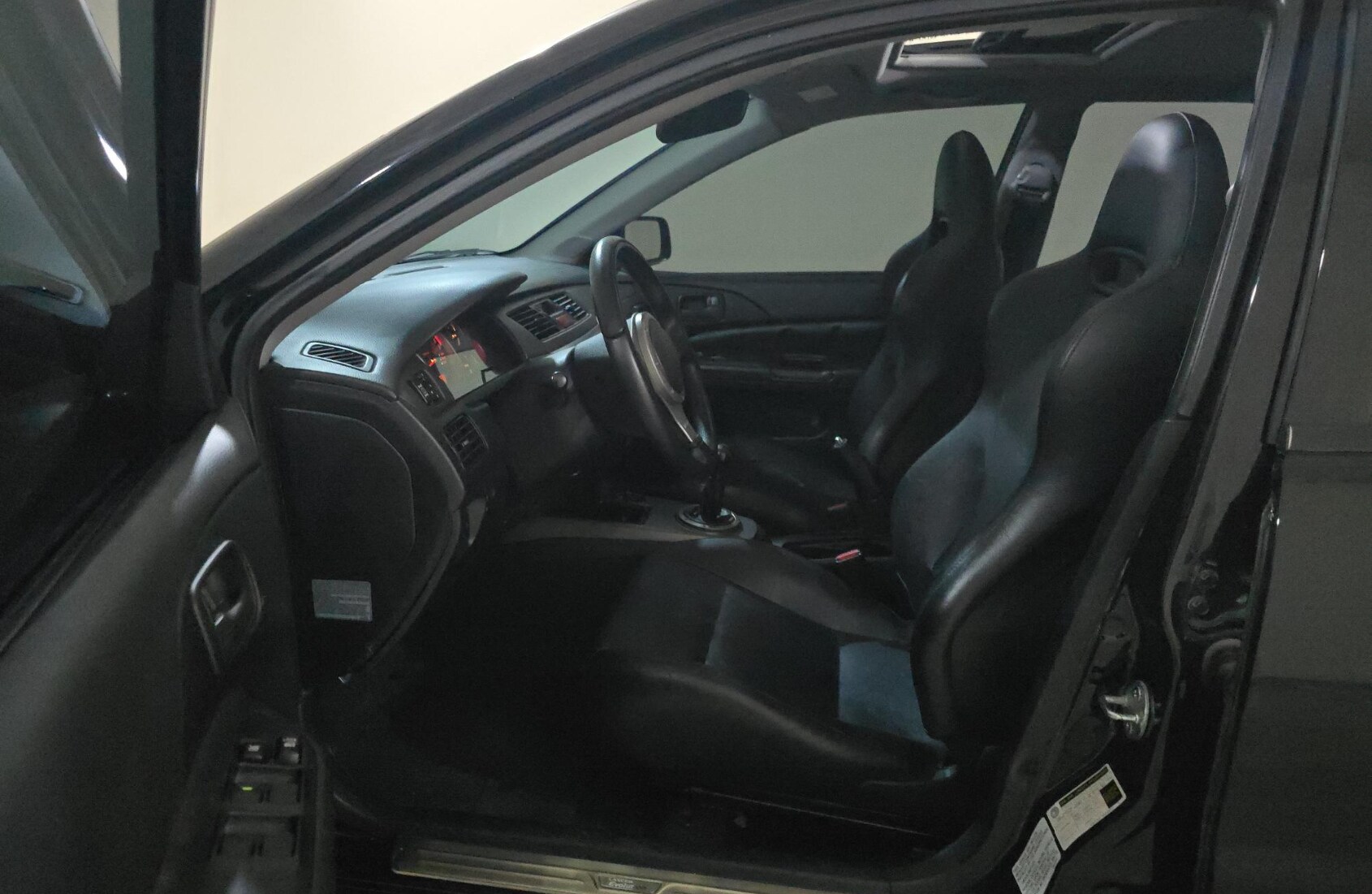 2005 Mitsubishi Lancer Evolution photo 2