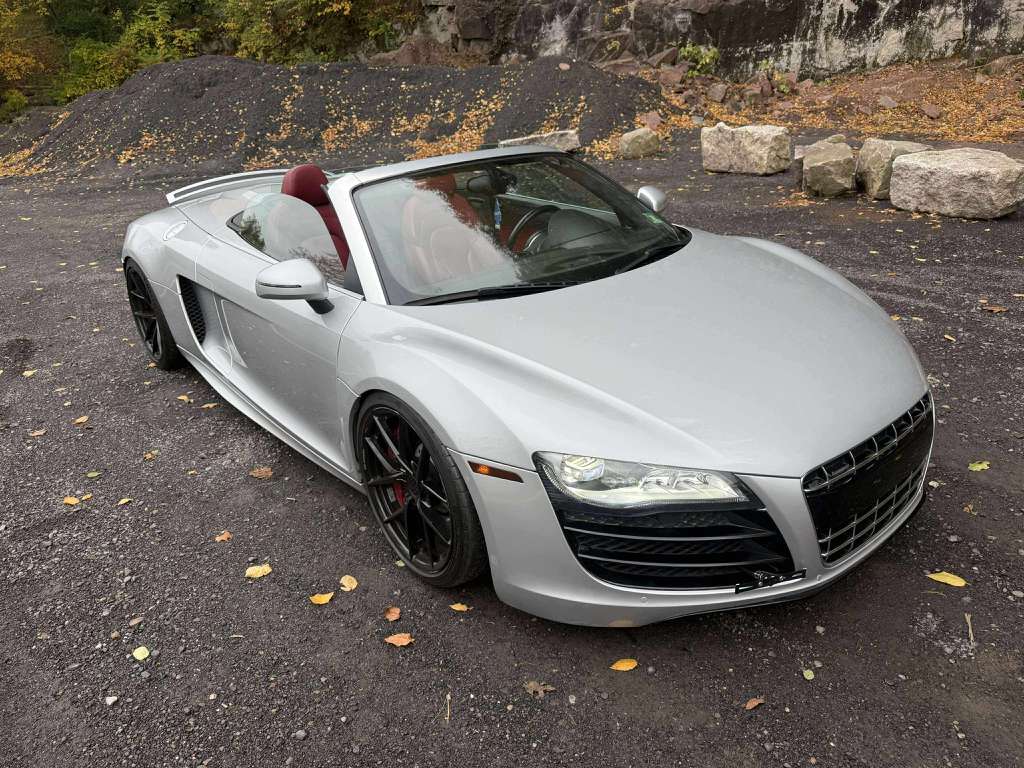 2011 Audi R8 5.2 Spyder photo 2