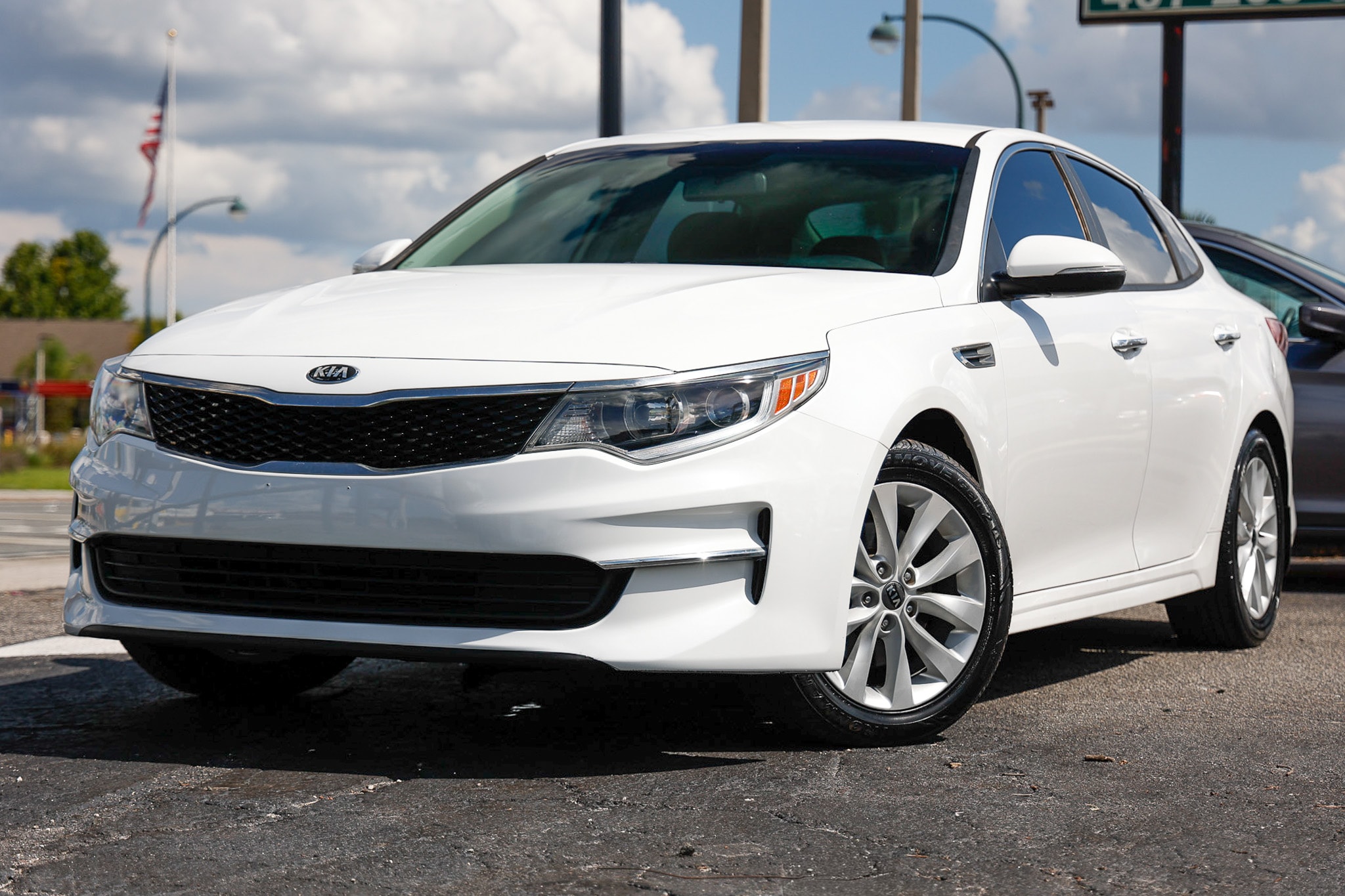 White 2018 Kia Optima LX Sedan Front-Wheel Drive 6-Speed Automatic
