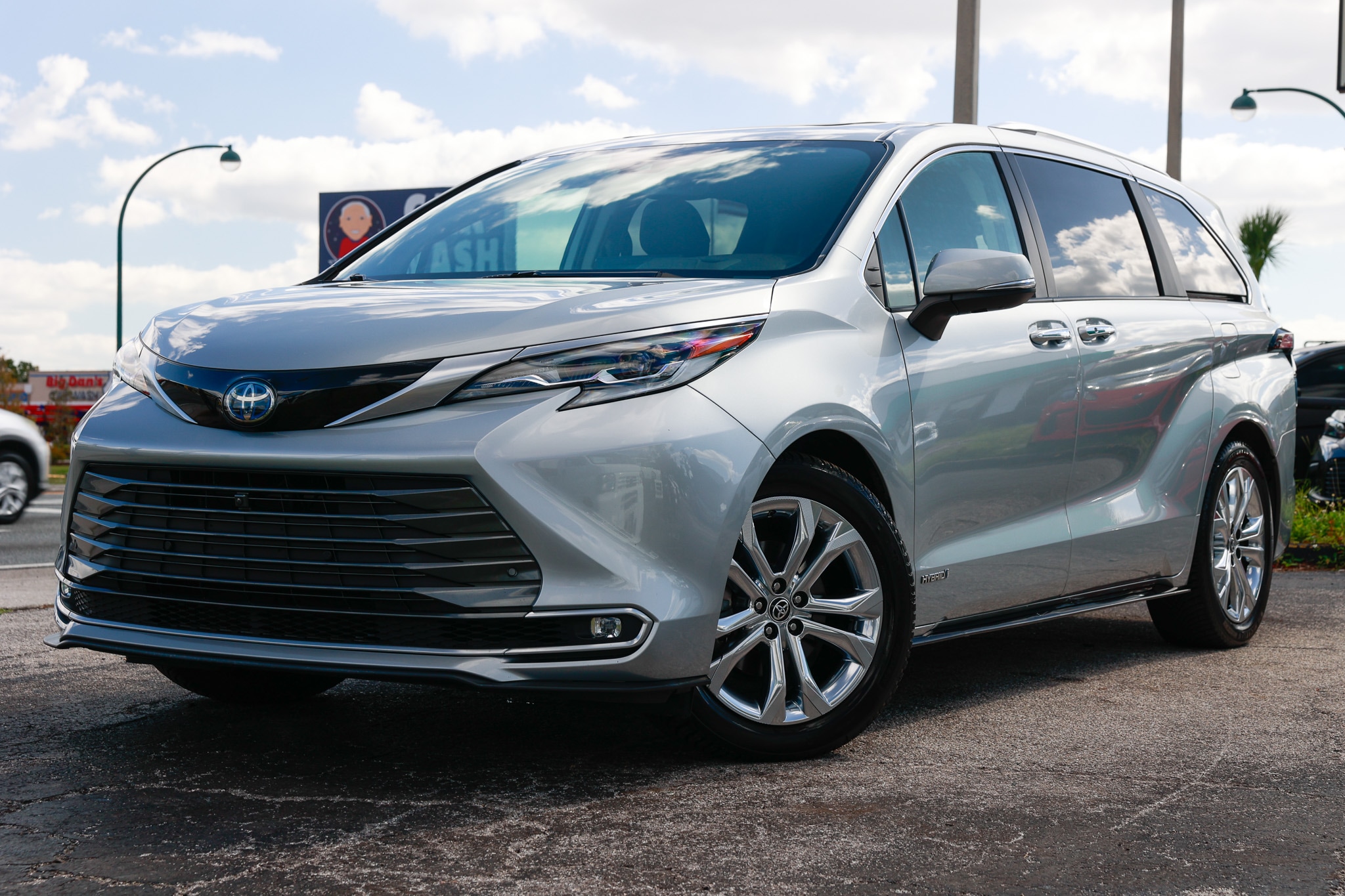 2021 Toyota Sienna Platinum's photo