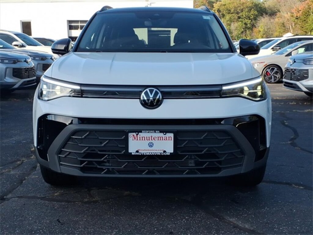 New 2025 Volkswagen Taos 1.5T SE Black SUV