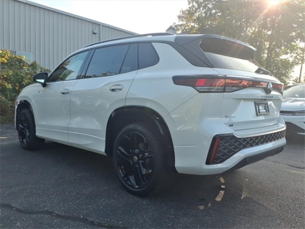 New 2025 Volkswagen Tiguan 2.0T SE R-Line Black SUV