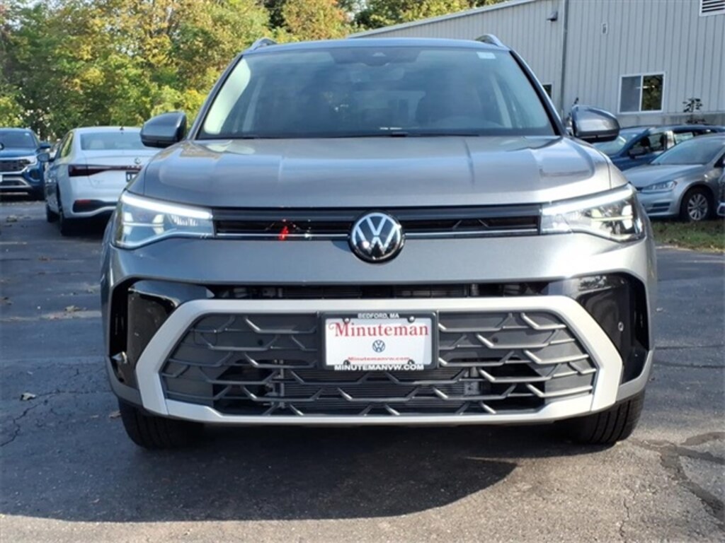 New 2025 Volkswagen Taos 1.5T SE SUV