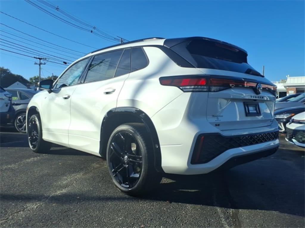 New 2025 Volkswagen Tiguan 2.0T SE R-Line Black SUV