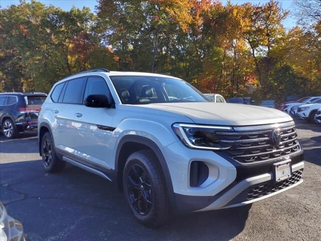 2024 Volkswagen Atlas Peak Edition SEL photo 3
