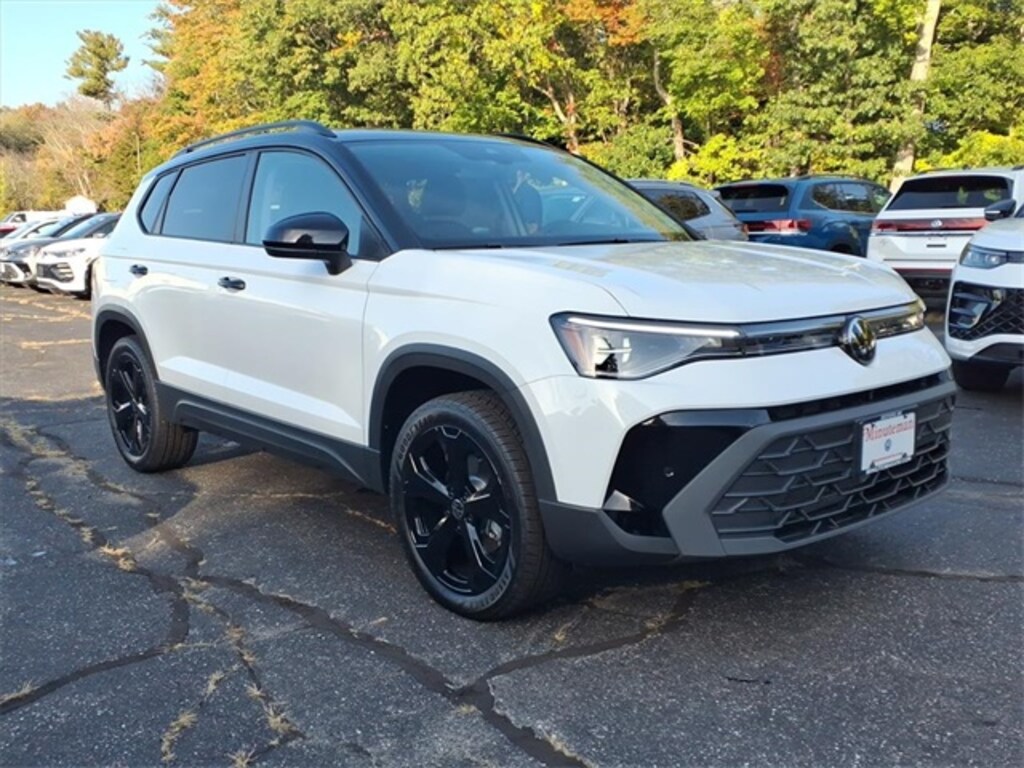 New 2025 Volkswagen Taos 1.5T SE Black SUV