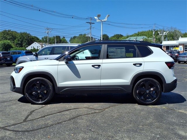 2025 Volkswagen Taos SE photo 2