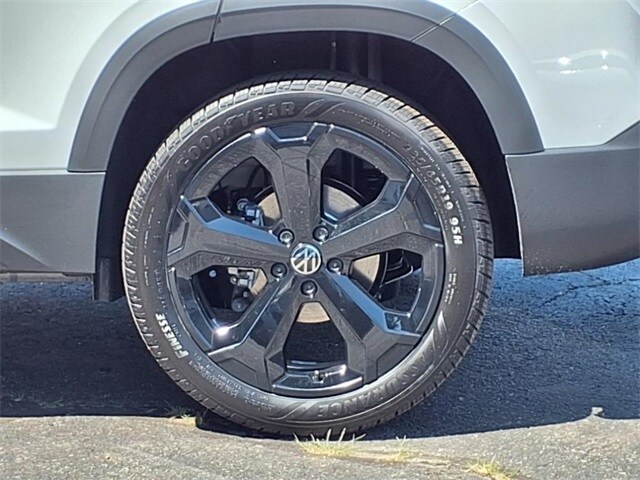 2025 Volkswagen Taos SE photo 3