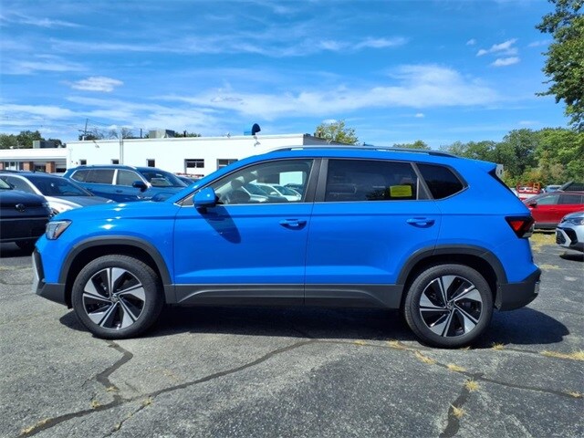 2025 Volkswagen Taos SE photo 2