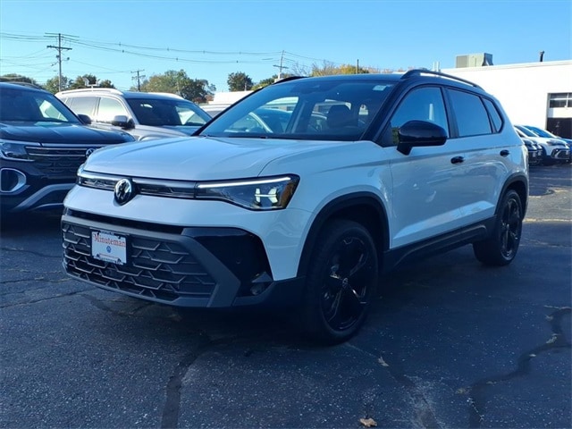 2025 Volkswagen Taos SE Black's photo