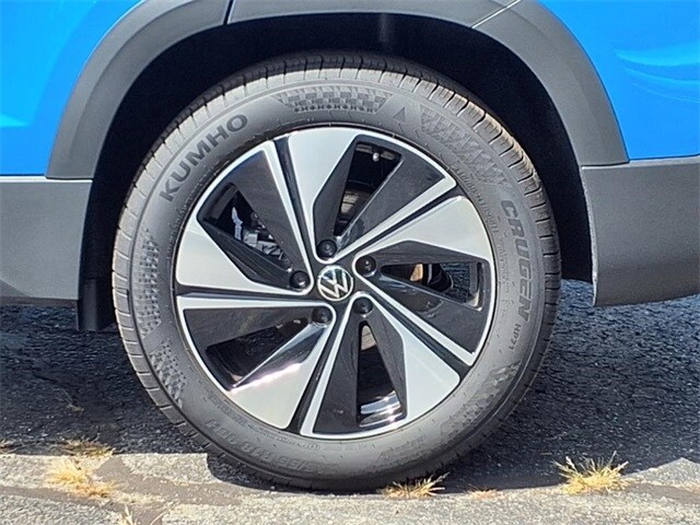 2025 Volkswagen Taos SE photo 3