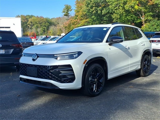 2025 Volkswagen Tiguan SE R-LINE BLACK's photo