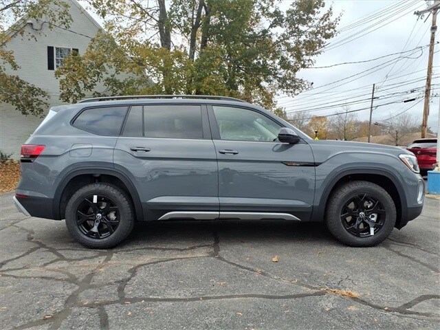 2026 Volkswagen Atlas Peak Edition SE photo 2