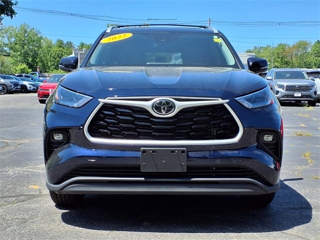 Used 2022 Toyota Highlander XLE with VIN 5TDGZRBH1NS241694 for sale in Bedford, MA