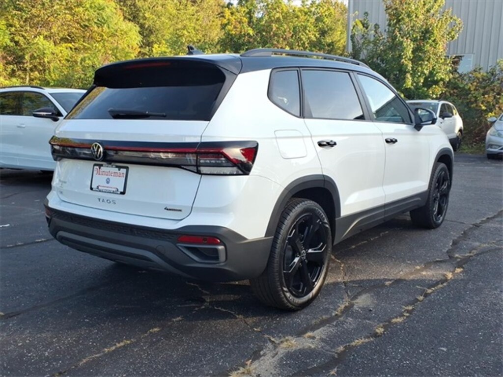 New 2025 Volkswagen Taos 1.5T SE Black SUV