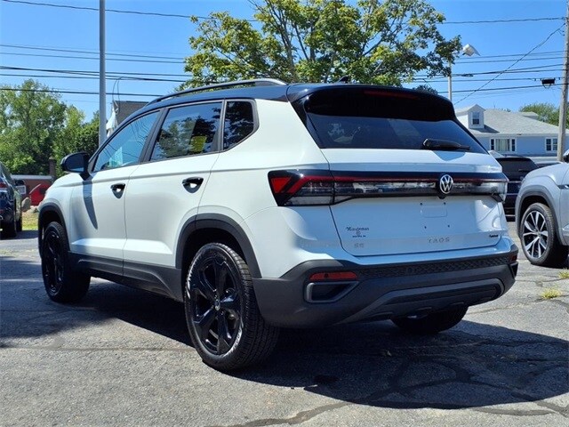 2025 Volkswagen Taos SE photo 4